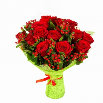 Букет из 15 красных роз с гиперикумом