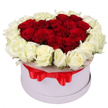 Сердце из 31 красной и белой розы в коробке