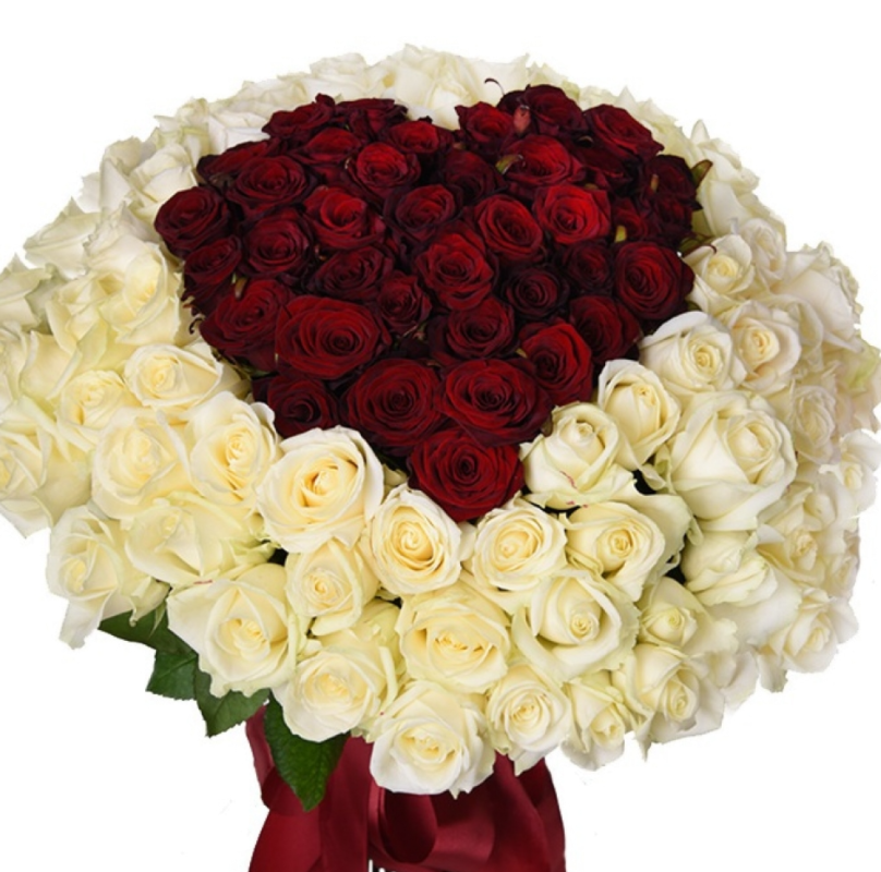 Букет из 101 белой и красной розы в виде сердца