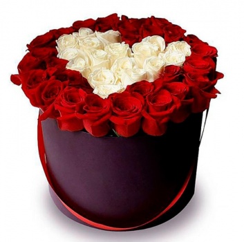 Сердце из 45 белых и красных роз в коробке