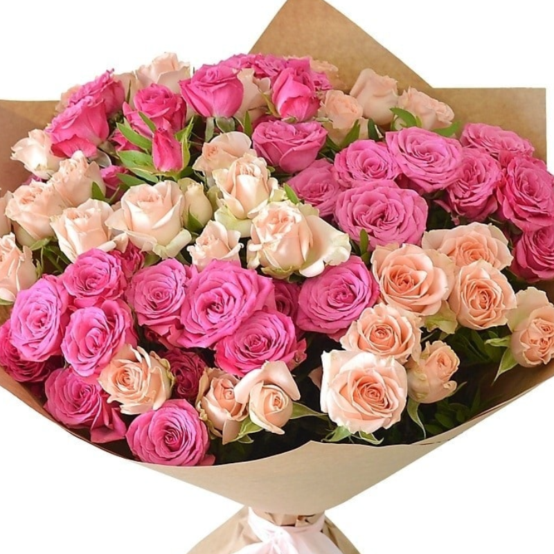 Букет MIX из 25 кремовых и розовых кустовых роз