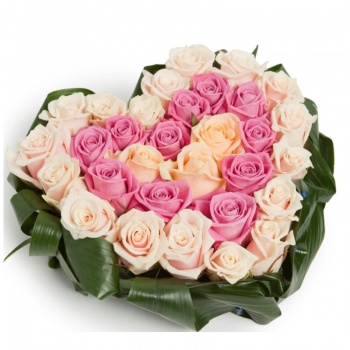 Сердце из 31 кремовой и розовой розы
