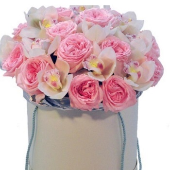 Букет из пионовидных роз и орхидей в коробке